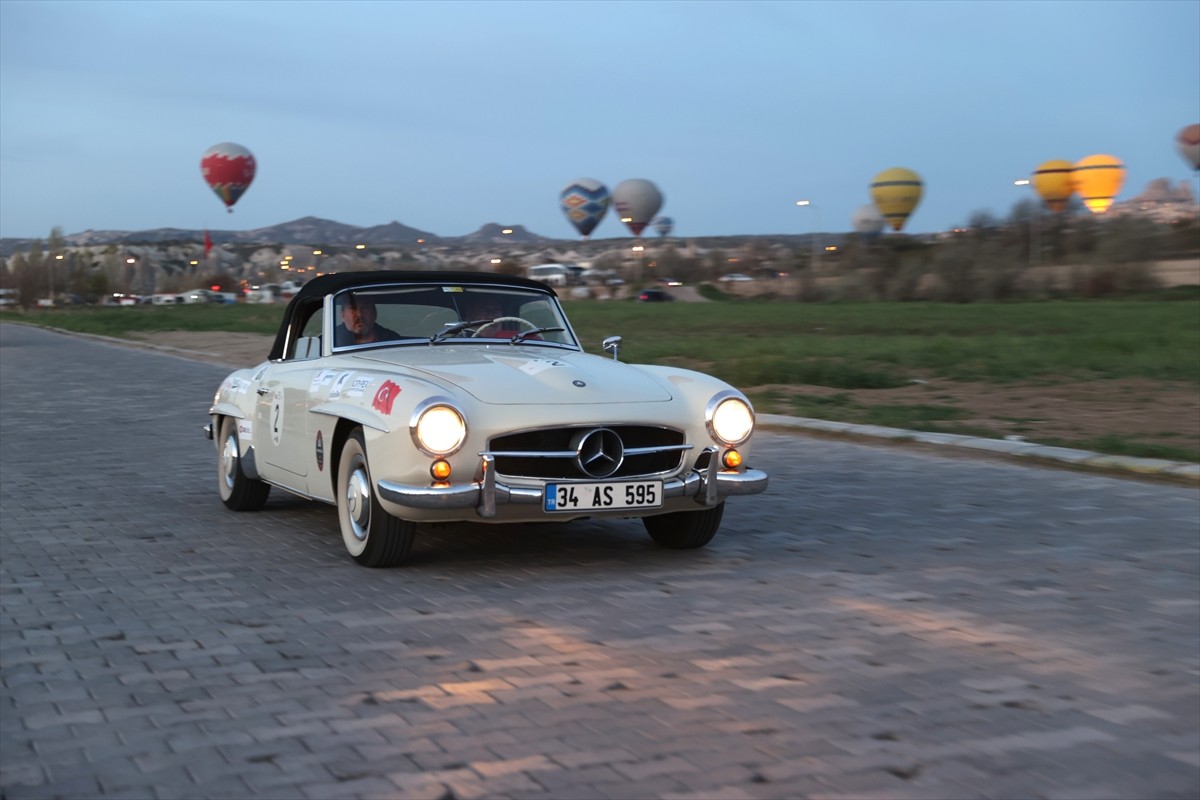 Nevşehir'de gerçekleştirilen "Kapadokya Rallisi"ne klasik araçlarıyla katılan sürücüler, etap...