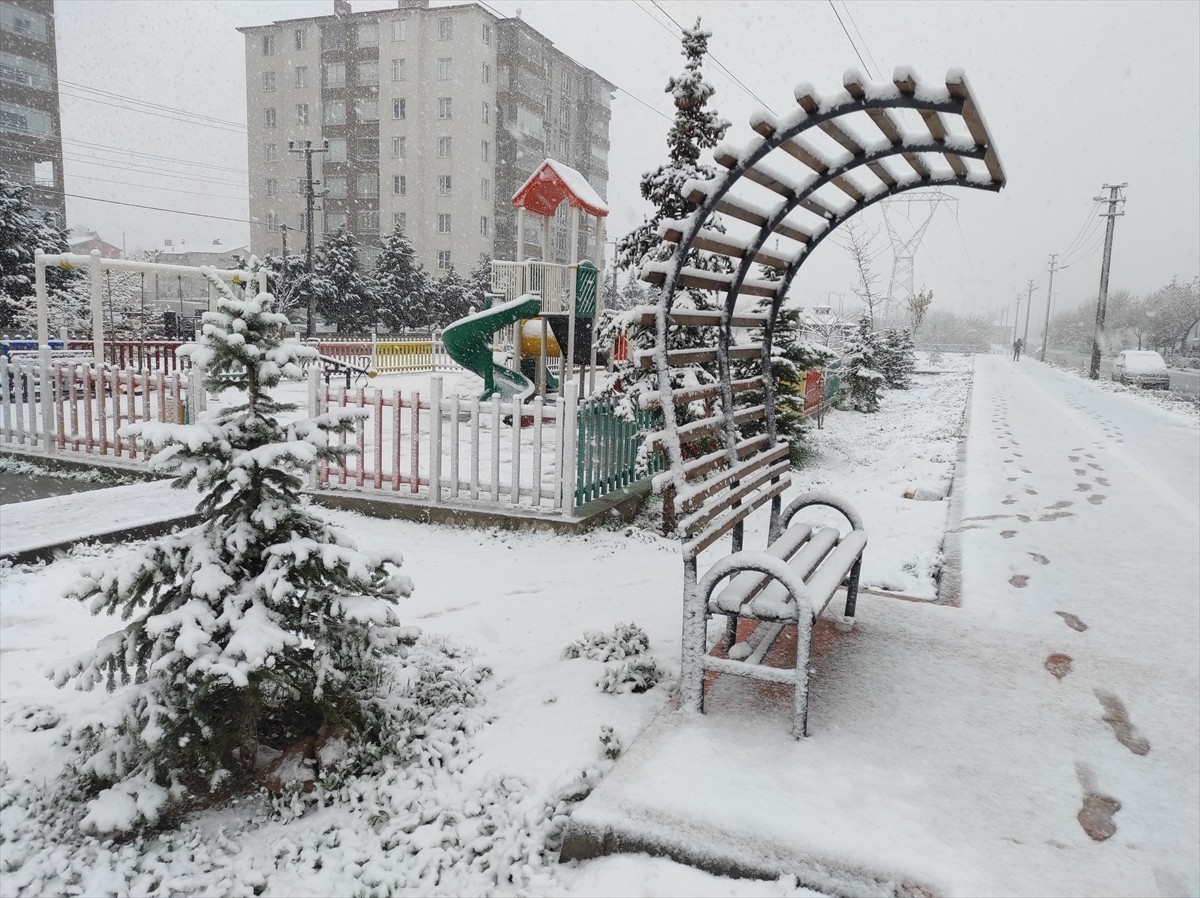 Niğde'de kar yağışı ve soğuk hava etkili oldu. Kar yağışıyla cadde ve sokaklar ile araçların üzeri...