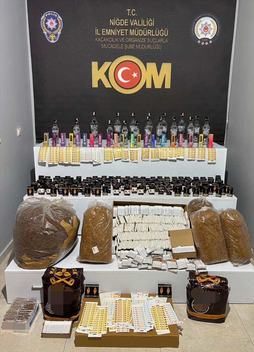 Niğde'de polis ekiplerince düzenlenen kaçakçılık operasyonunda 5 şüpheli gözaltına alındı....