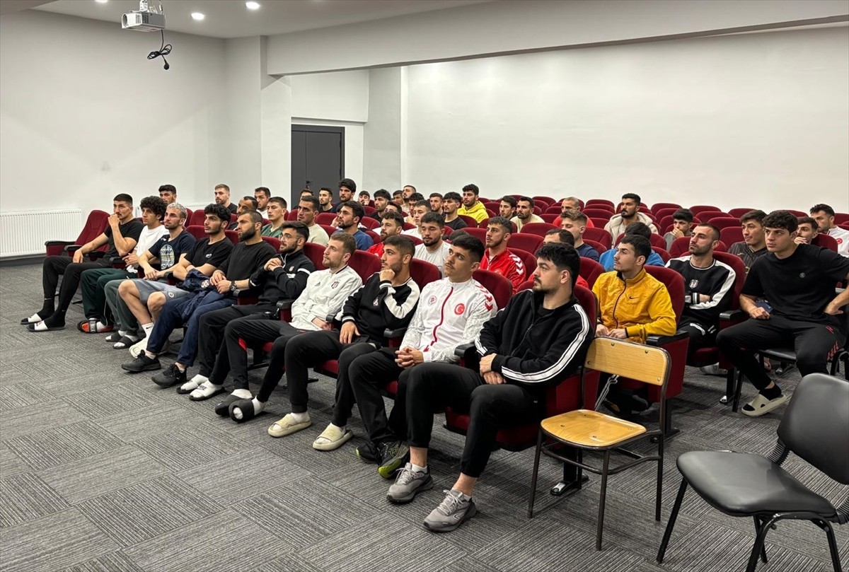 oks Milli Takım antrenörleri ve sporcularına yönelik uluslararası boks kuralları bilgilendirme...