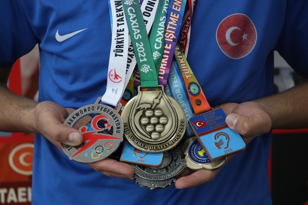  Olimpiyat üçüncüsü ve Türkiye şampiyonu işitme engelli milli tekvandocu Yasin Çimen, Japonya'nın...