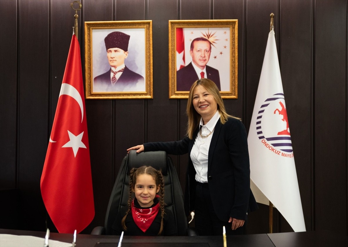 Ondokuz Mayıs Üniversitesi (OMÜ) Rektörü Prof. Dr. Fatma Aydın (sağda), 23 Nisan Ulusal Egemenlik...