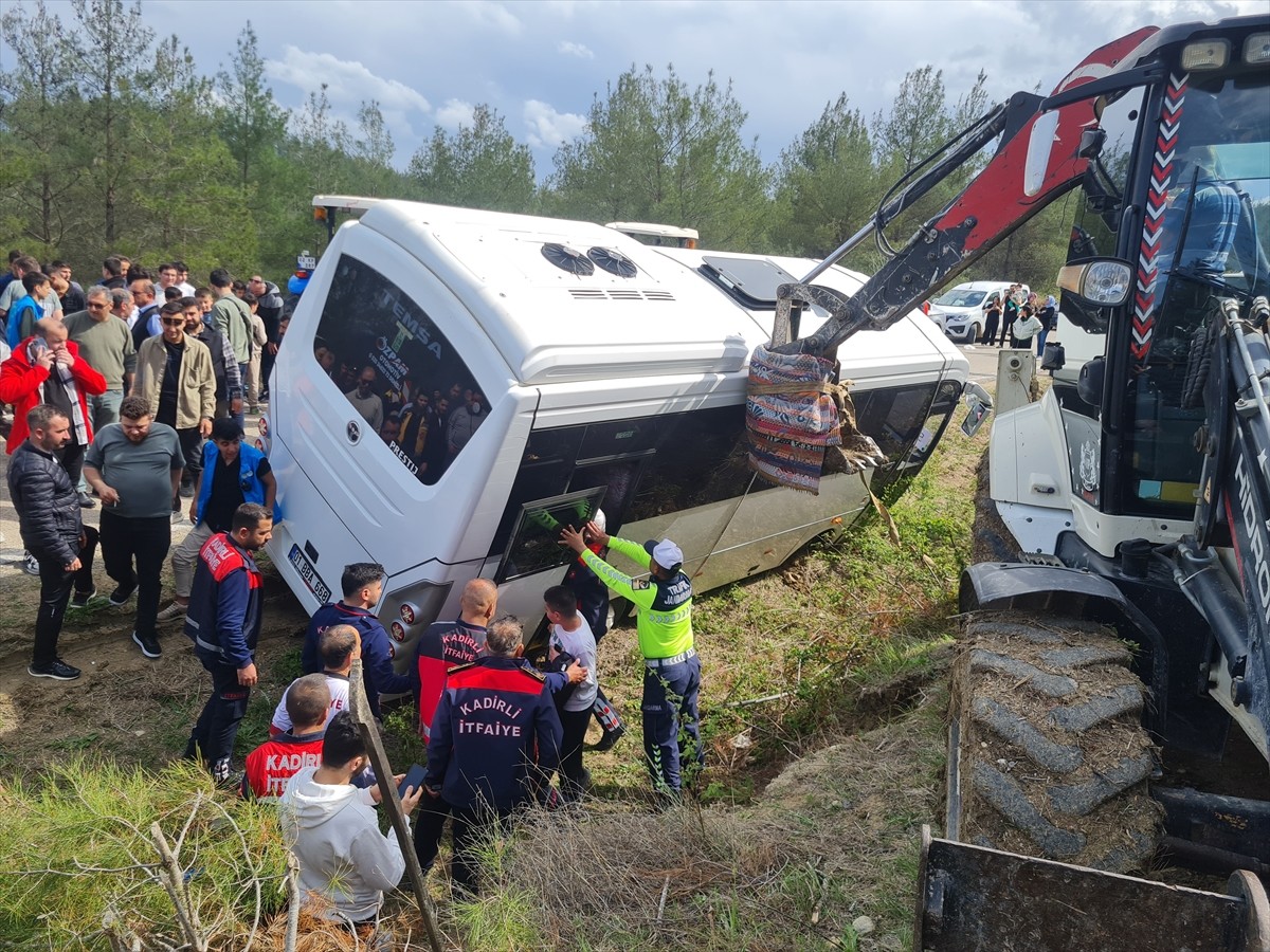 Osmaniye'nin Kadirli ilçesinde yoldan çıkan ve devrilme riski bulunan midibüsteki 20'si öğrenci 23...