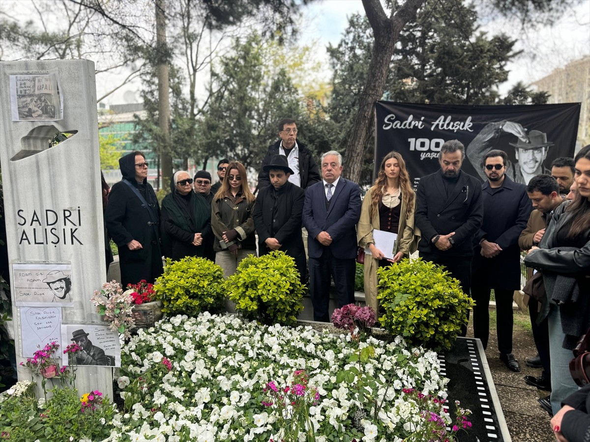 Oyuncu, yönetmen, şair ve ressam Sadri Alışık, doğumunun 100. yılında kabri başında düzenlenen...