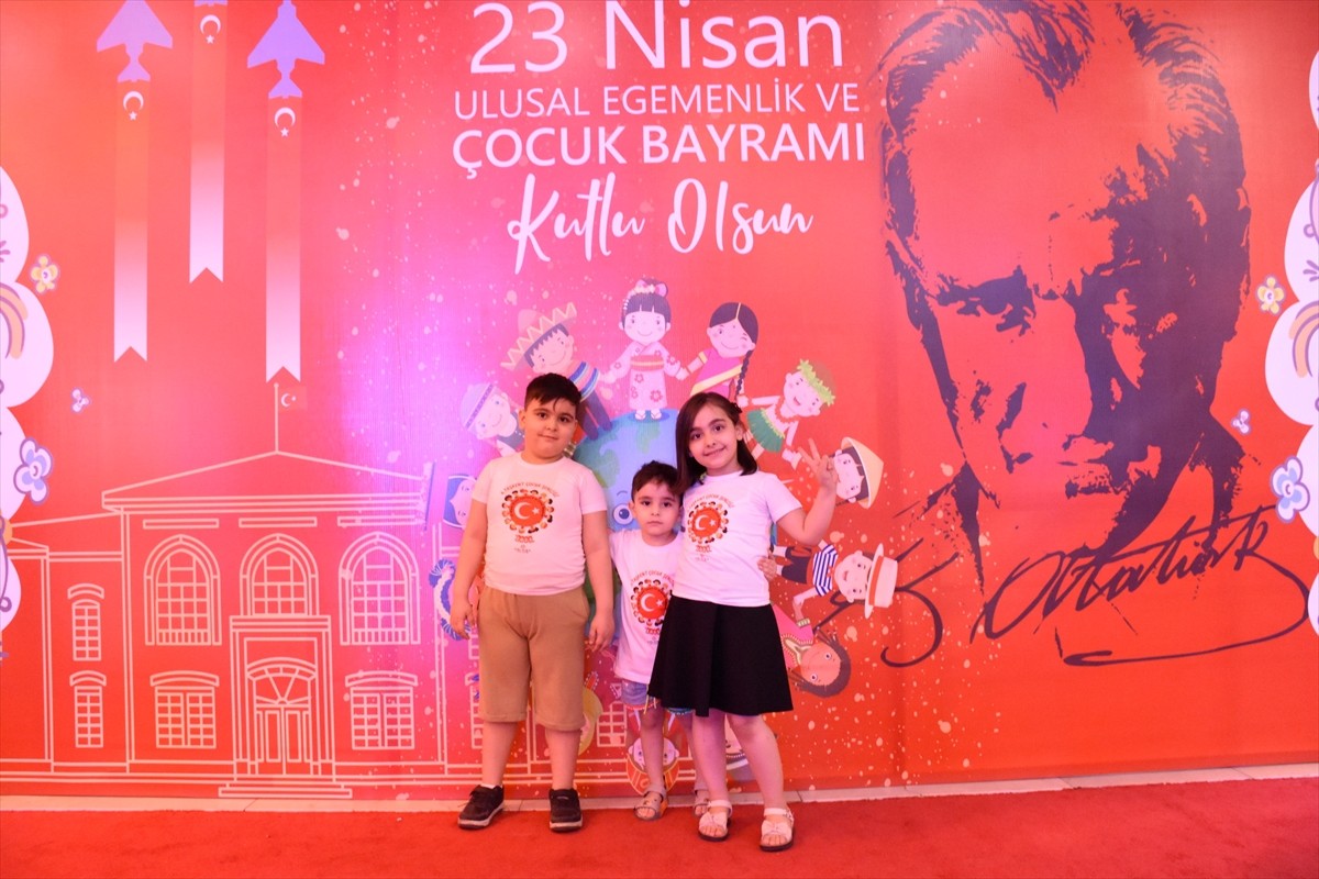 Özbekistan'da, 23 Nisan Ulusal Egemenlik ve Çocuk Bayramı, ülkede yaşayan farklı halklardan...