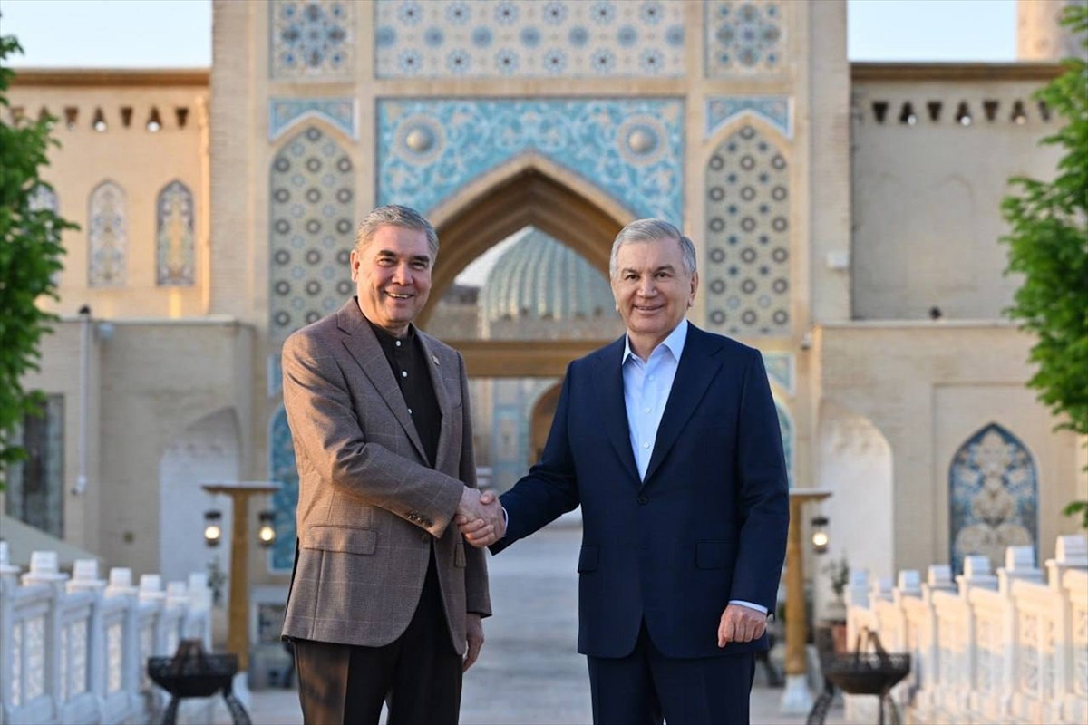 Özbekistan Cumhurbaşkanı Şevket Mirziyoyev (sağda), ülkede resmi temaslarda bulunan Türkmenistan...
