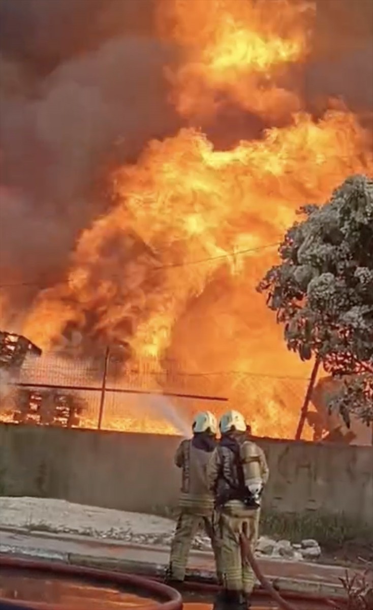 Pendik'te palet fabrikasında çıkan yangına itfaiye ekipleri müdahale ediyor.