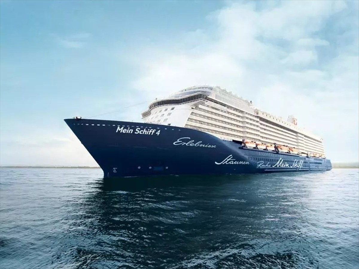 "Mein Schiff 4" isimli kruvaziyerle Antalya'ya yaklaşık 5 bin turist geldi.