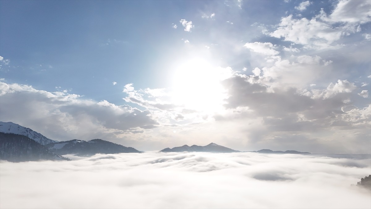 Rize'de beyaza bürünen Kaçkar Dağları'nda "sis denizi" güzel görüntü oluşturdu.
