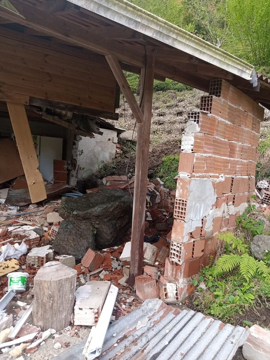  Rize'de, yamaçtan kopan toprak ve kaya parçaları tek katlı evde hasara yol açtı.