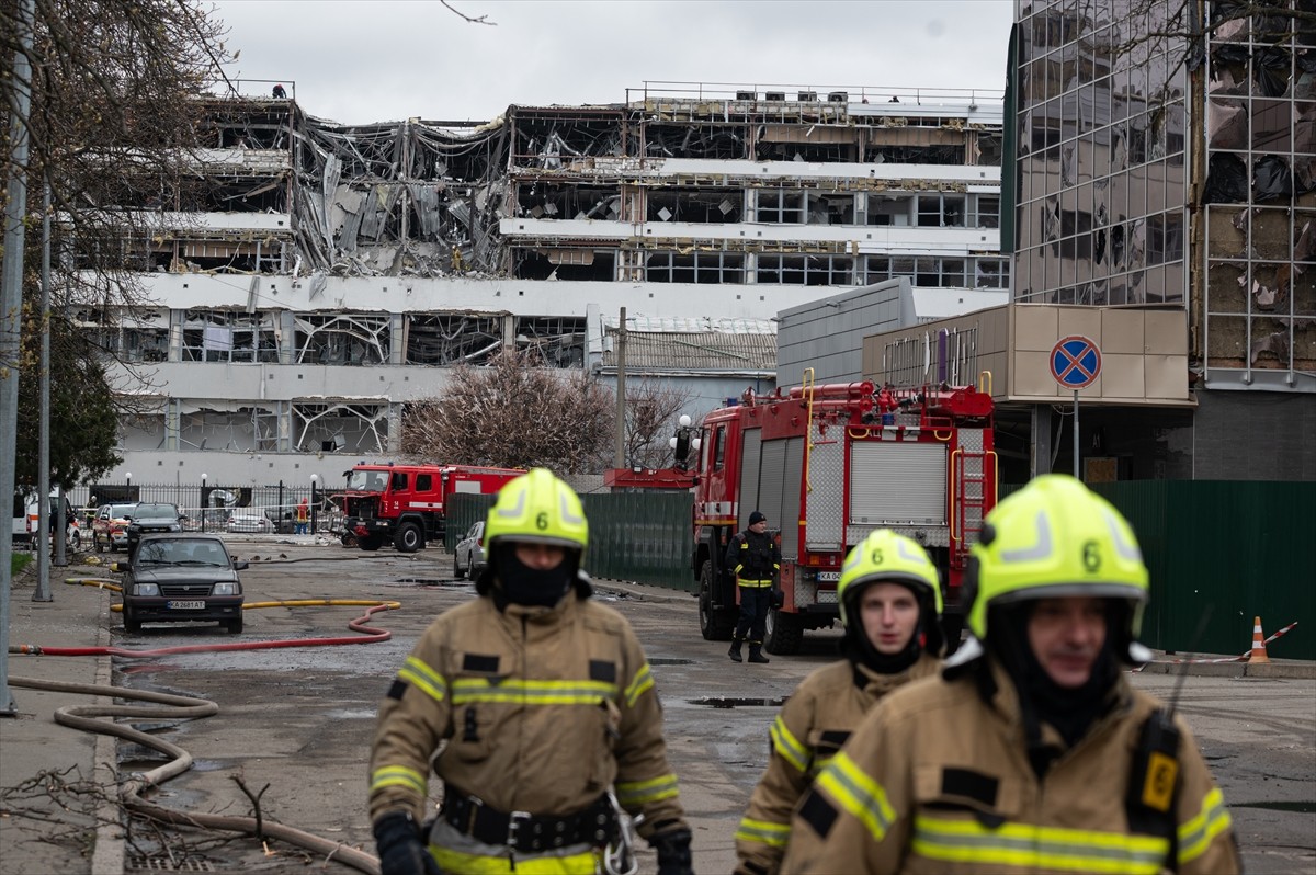 Rus ordusunun, Ukrayna'nın başkent Kiev'e düzenlediği hava saldırısında 1 kişinin hayatını...