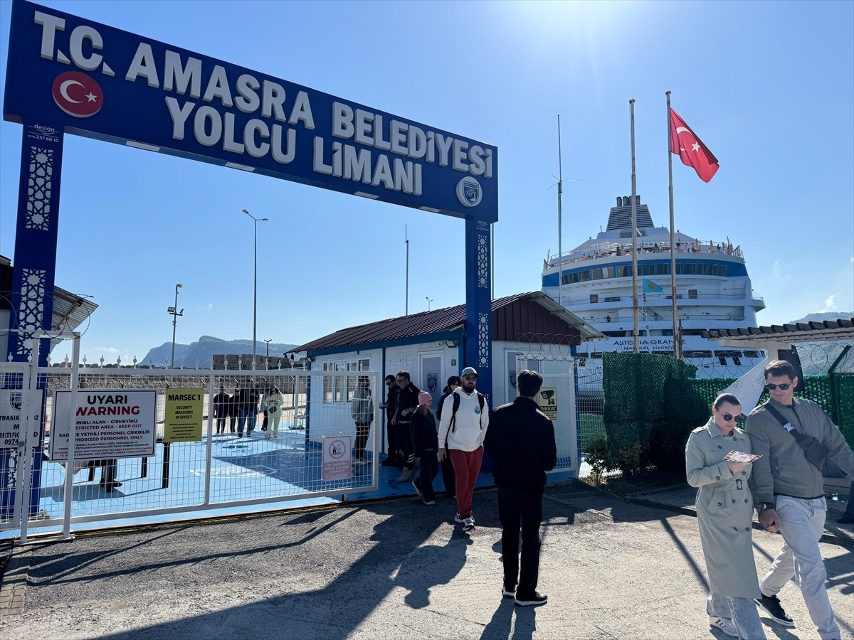 Rusya'nın Soçi kentinden hareket eden "Astoria Grande" adlı kruvaziyer, Amasra Limanı'na...