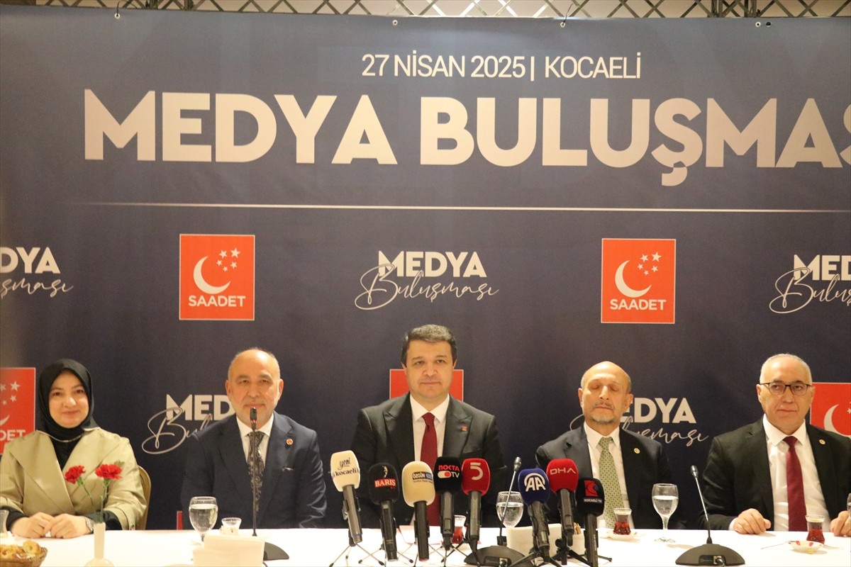 Saadet Partisi Genel Başkanı Mahmut Arıkan (ortada), Kocaeli'nin İzmit ilçesindeki bir otelde...