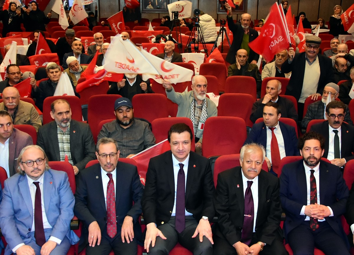 Saadet Partisi Genel Başkanı Mahmut Arıkan (ortada), partisince İl Kültür ve Turizm Merkezi'nde...
