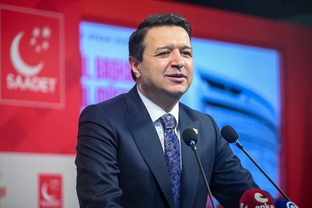 Saadet Partisi Genel Başkanı Mahmut Arıkan, partisinin genel merkezinde düzenlenen il başkanları...