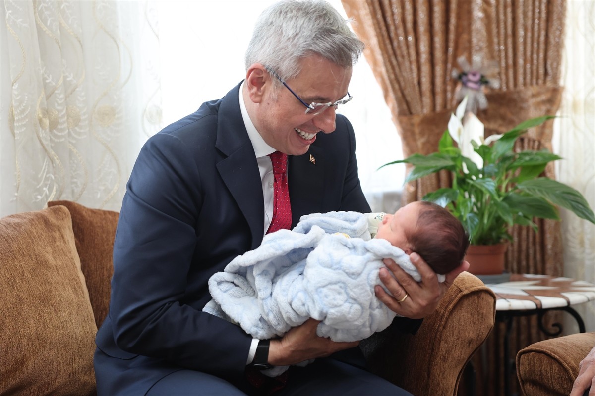 Sağlık Bakanı Kemal Memişoğlu, 1996'da şehit edilen Tabip Teğmen Atilla Nizam'ın Antalya'daki...