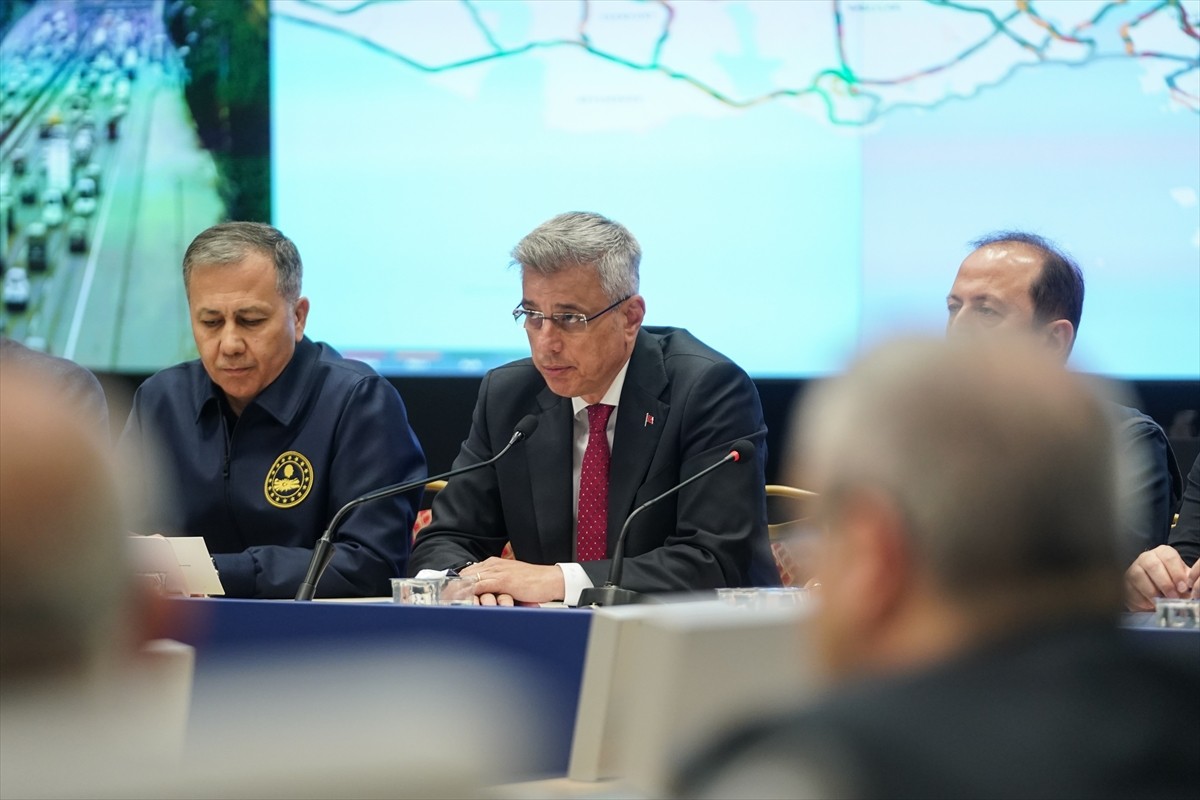 Sağlık Bakanı Kemal Memişoğlu (ortada),  İçişleri Bakanı Ali Yerlikaya (solda) ile birlikte...