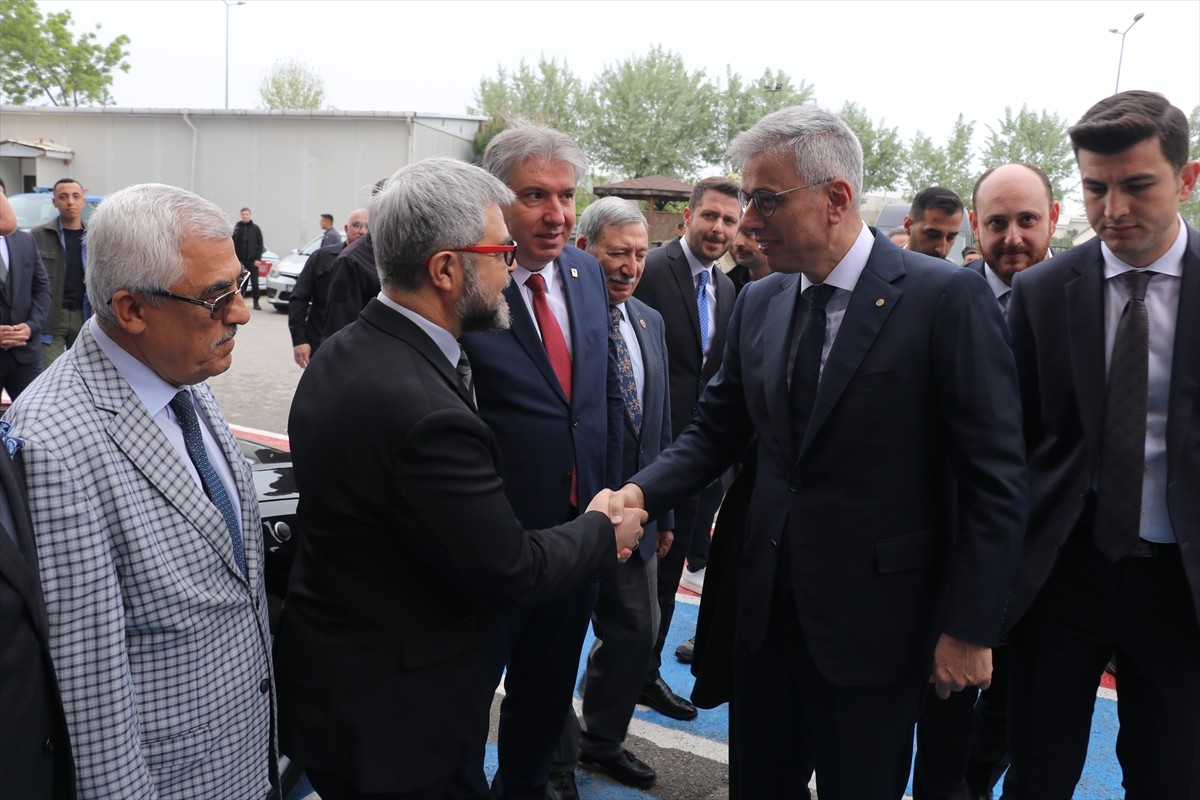 Sağlık Bakanı Kemal Memişoğlu (sol 3), Yalova'daki ziyaretleri kapsamında Vali Hülya Kaya (sağ 3)...