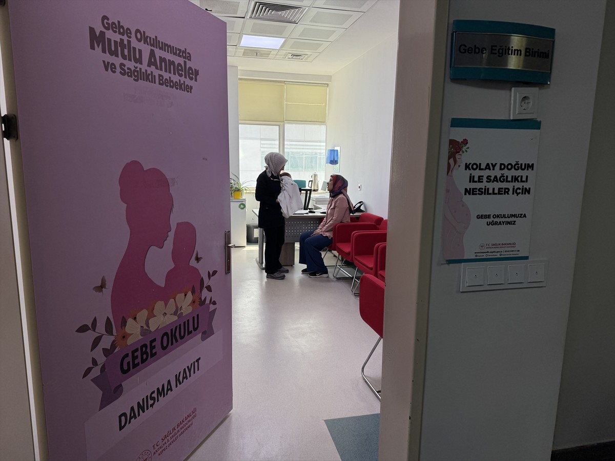 Sağlık Bakanlığınca hazırlanan "Doğal Olan Normal Doğum Eylem Planı" kapsamında her gebeye bir ebe...