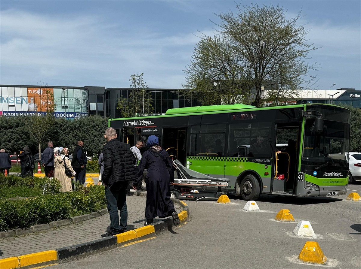 Sakarya'da belediye otobüsü şoförü, rahatsızlanan yolcuyu güzergahını değiştirerek hastaneye...