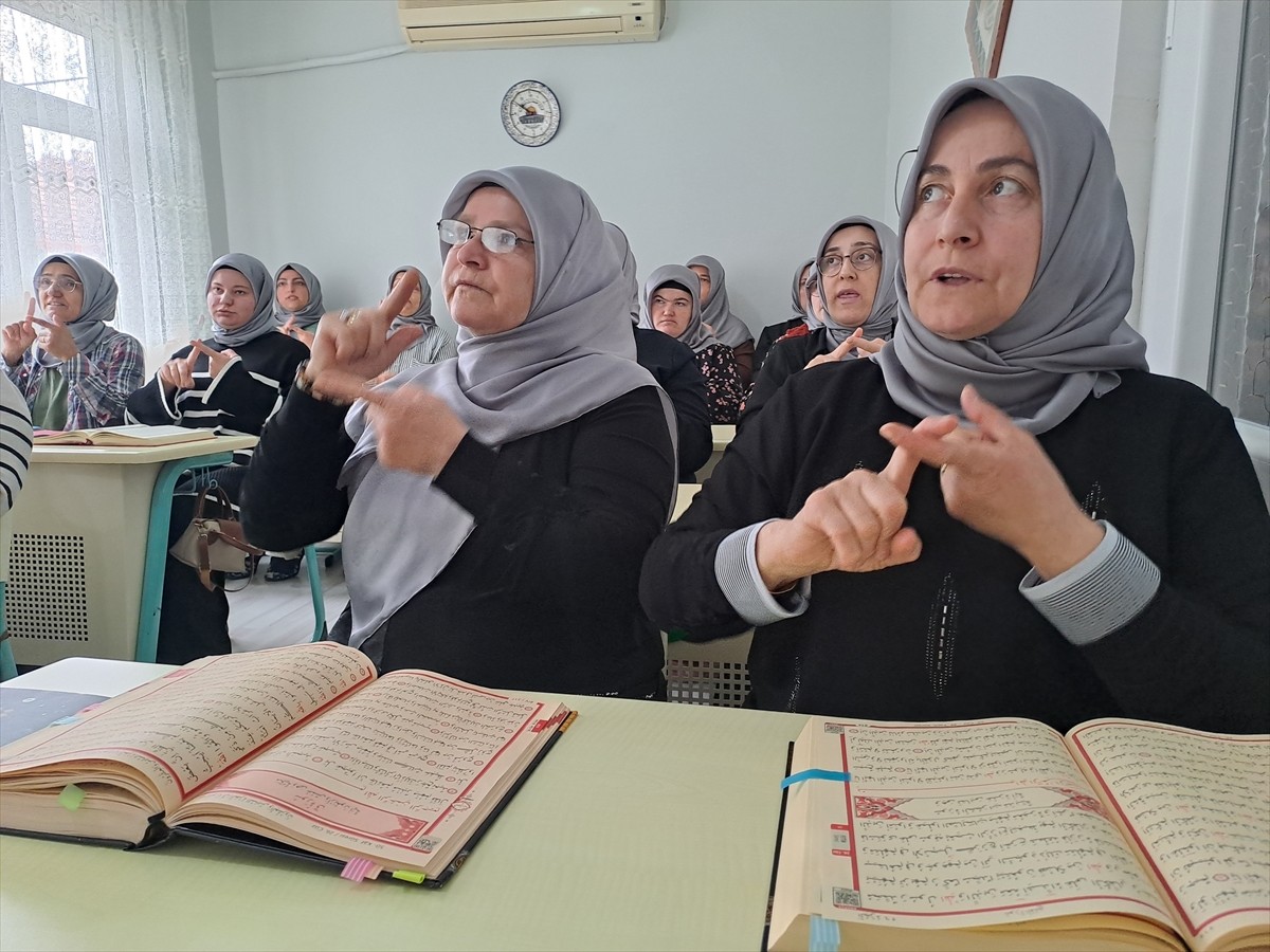 Sakarya'da işitme engelli kadınlar, işaret diliyle Kur'an-ı Kerim öğrenmenin mutluluğunu yaşıyor....