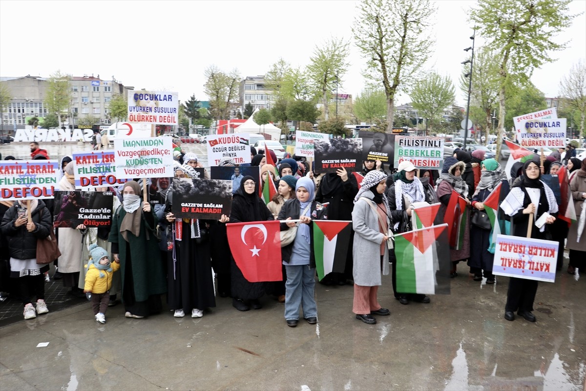 Sakarya'da sivil toplum kuruluşu üyeleri, İsrail'in Gazze'ye yönelik saldırılarına tepki gösterdi....