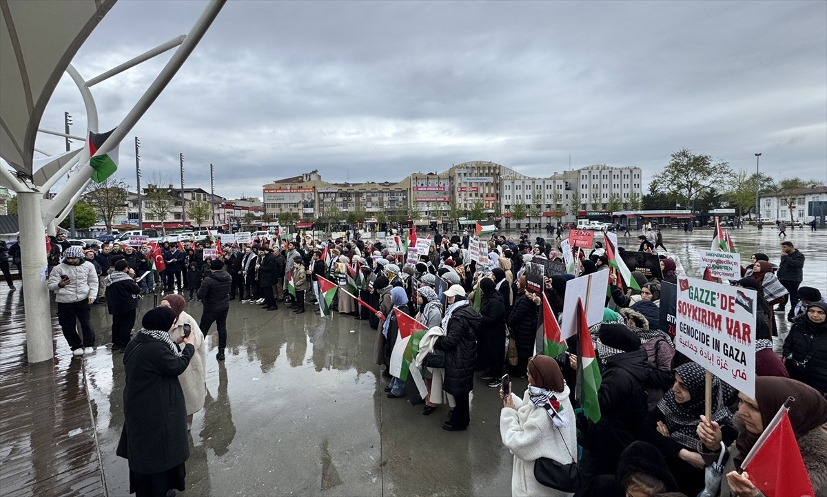 Sakarya'da sivil toplum kuruluşu üyeleri, İsrail'in Gazze'ye yönelik saldırılarına tepki gösterdi....