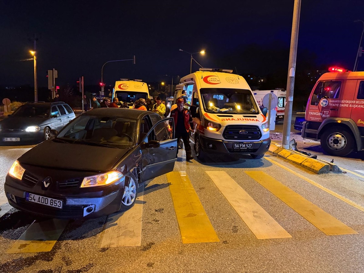 Sakarya'nın Adapazarı ilçesinde iki otomobilin çarpışması sonucu 1'i ağır 7 kişi...