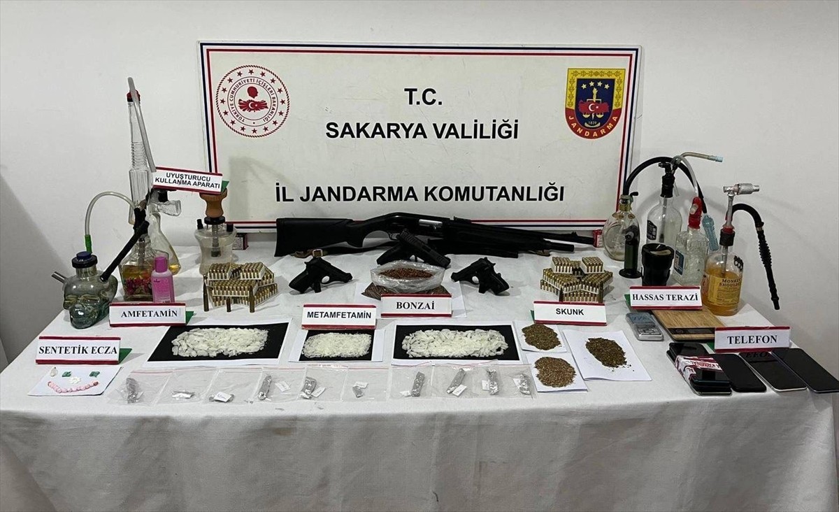 Sakarya'nın Erenler ilçesinde düzenlenen uyuşturucu ve silah kaçakçılığı operasyonunda gözaltına...