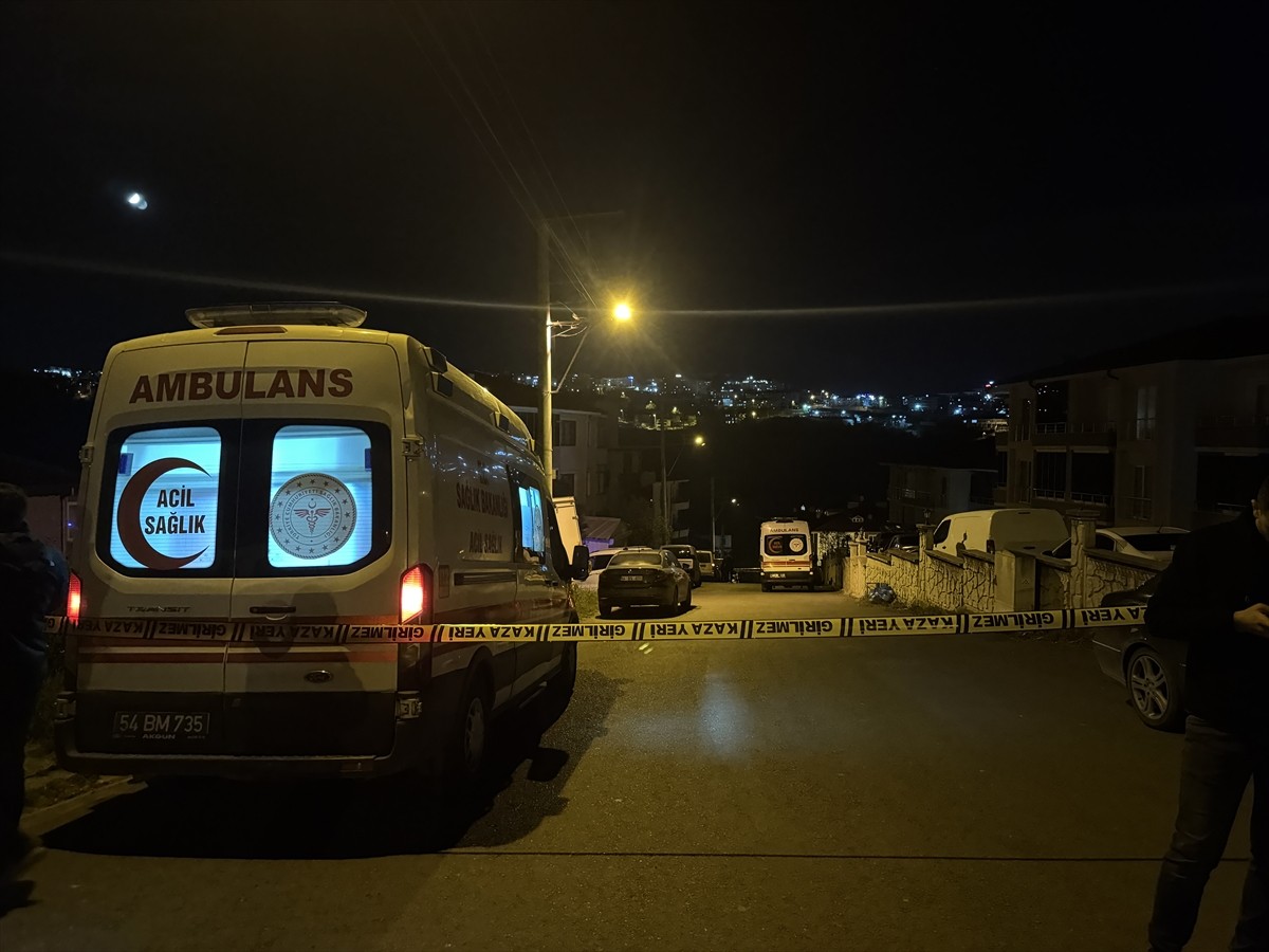 Sakarya'nın Serdivan ilçesinde komşular arasında çıkan silahlı kavgada 5 kişi öldü, 5 kişi...