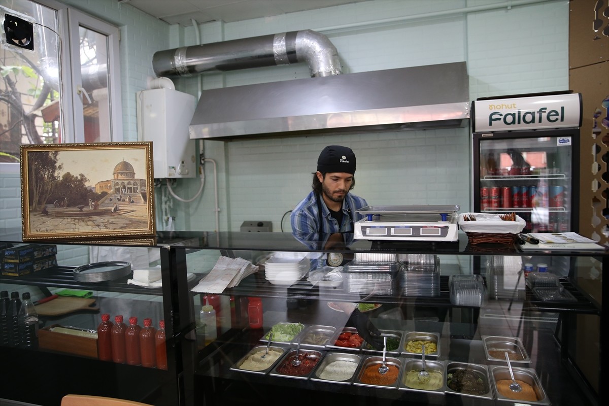 Sakarya'nın Serdivan ilçesinde Orta Doğu mutfağına ait falafel satışı yapan işletmeci, bir günlük...