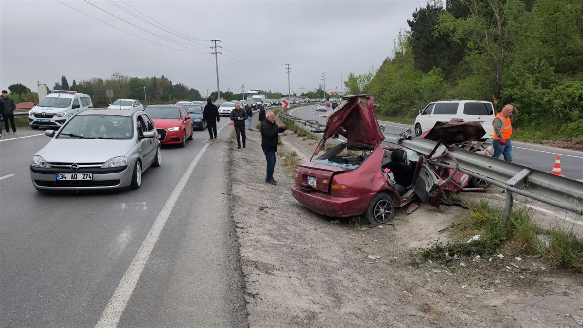 Sakarya'nın Söğütlü ilçesinde bariyerlere saplanan otomobildeki 2 kişi ağır yaralandı.