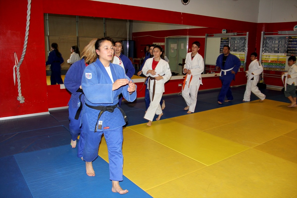 Sakatlığı nedeniyle 13 yıl ara verdiği judoya öğrencilerini motive etmek için tekrar başlayan 33...