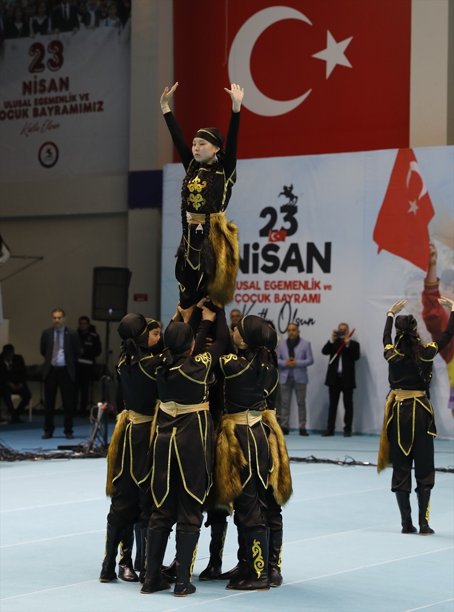 Samsun'da 23 Nisan Ulusal Egemenlik ve Çocuk Bayramı etkinlikleri kapsamında 9 ülkeden 124 çocuğun...