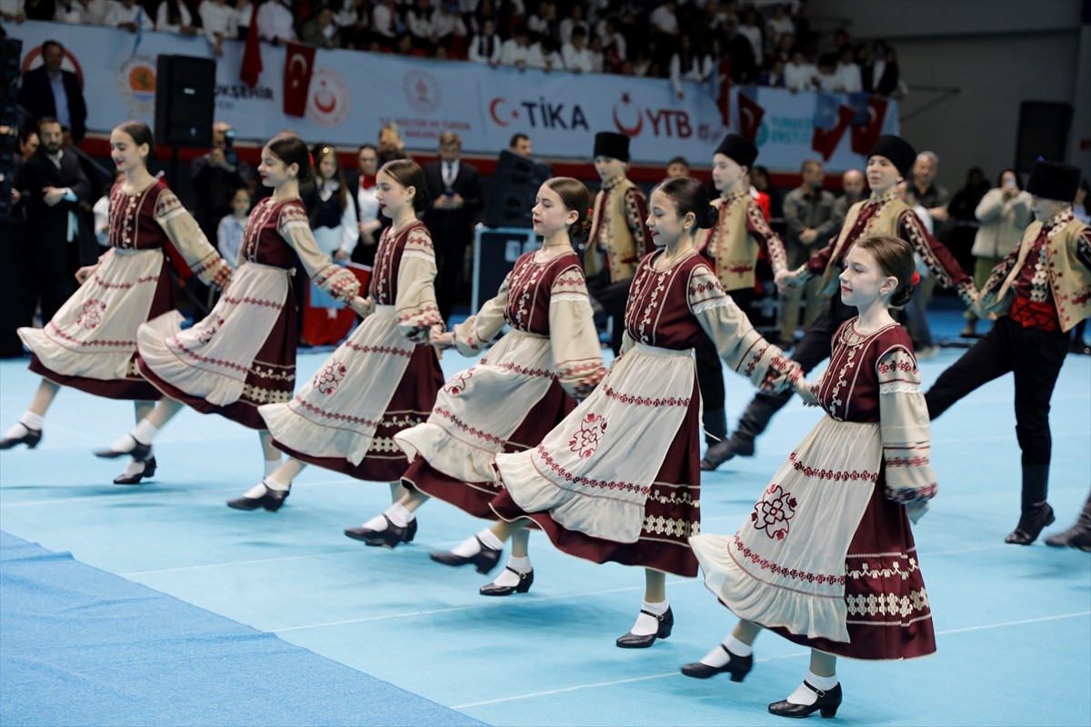 Samsun'da 23 Nisan Ulusal Egemenlik ve Çocuk Bayramı etkinlikleri kapsamında 9 ülkeden 124 çocuğun...