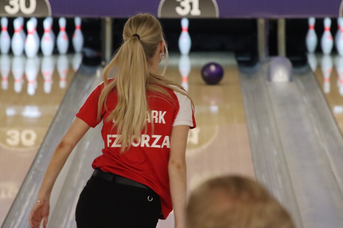 Samsun'da düzenlenen Gençler Avrupa Bowling Şampiyonası sürüyor. Bowling Akademi Salonu'nda...