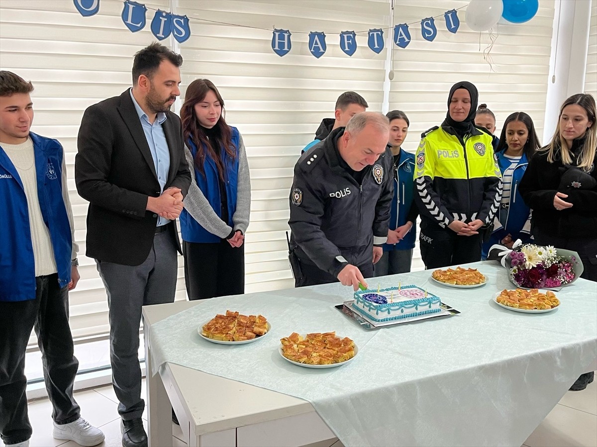 Samsun'un Alaçam ilçesinde kavga ihbarı üzerine olay yerine giden polislere, öğrenciler tarafından...
