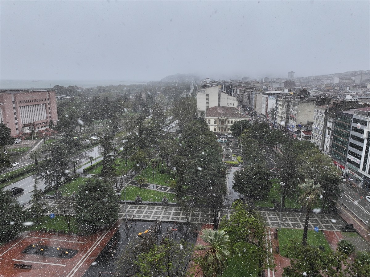 Samsun'un Atakum, İlkadım ve Canik ilçelerine kar yağdı. Kent merkezindeki kar yağışı dronla...