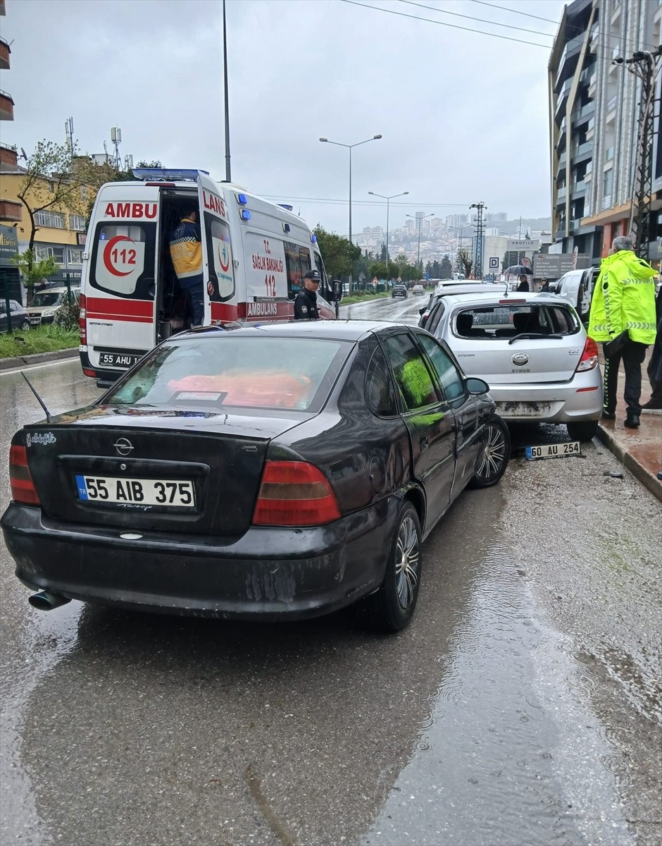 Samsun'un Canik ilçesinde, 3 aracın karıştığı trafik kazasında 5 kişi yaralandı. Kaza yerine polis...
