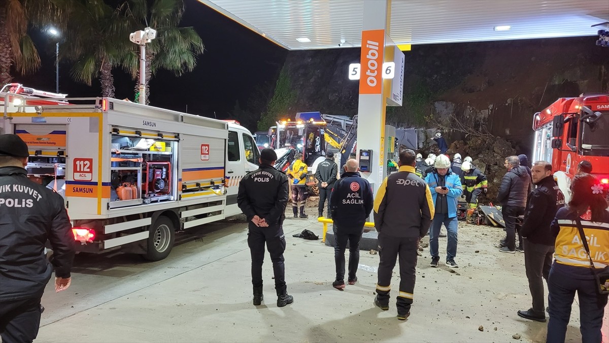 Samsun'un Canik ilçesinde, akaryakıt istasyonunun yanındaki oto yıkamacıda heyelan meydana...