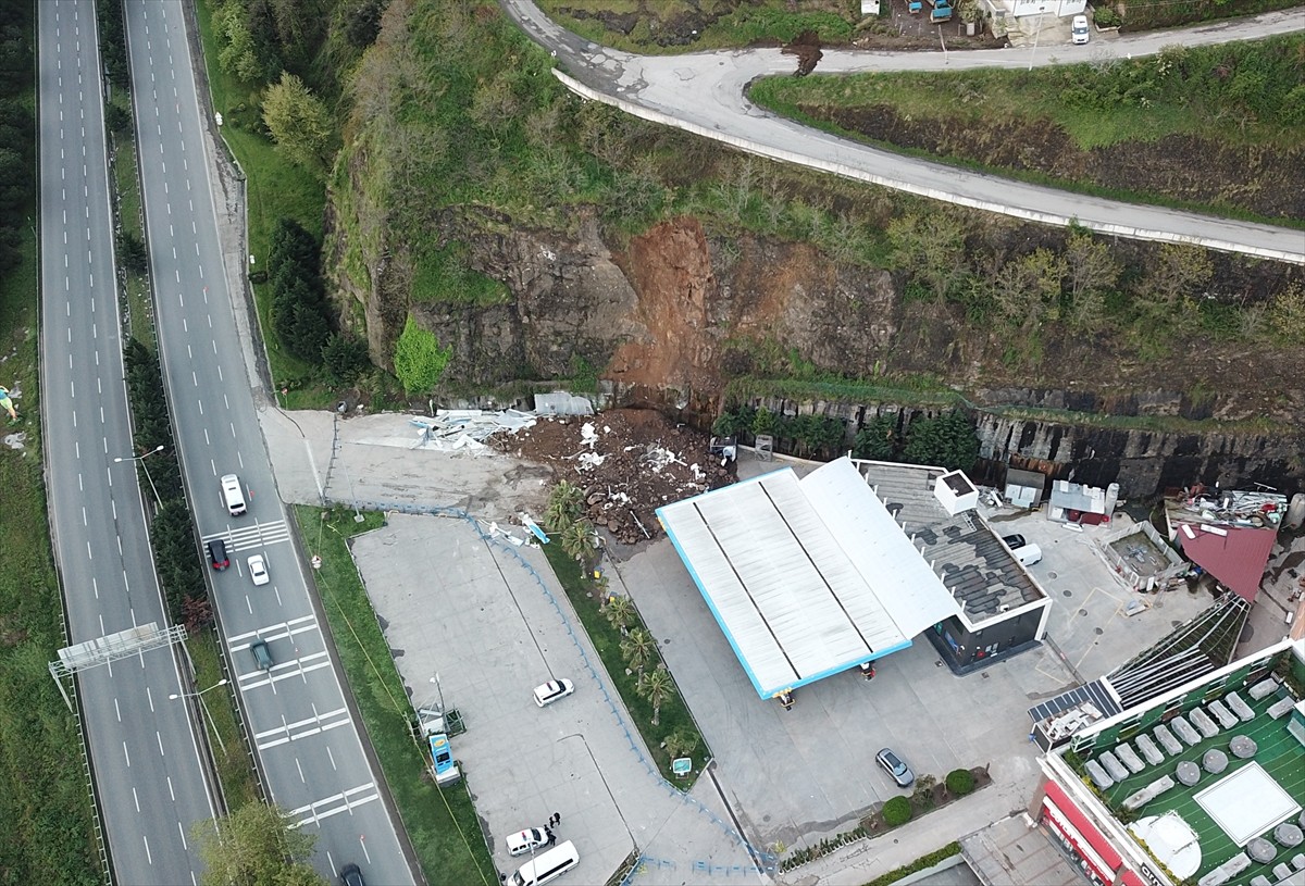 Samsun'un Canik ilçesinde meydana gelen heyelanda, akaryakıt istasyonunun yanındaki oto yıkamacıda...