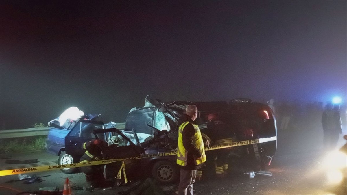 Samsun'un Çarşamba ilçesinde iki otomobilin çarpışması sonucu 5 kişi yaşamını yitirdi.