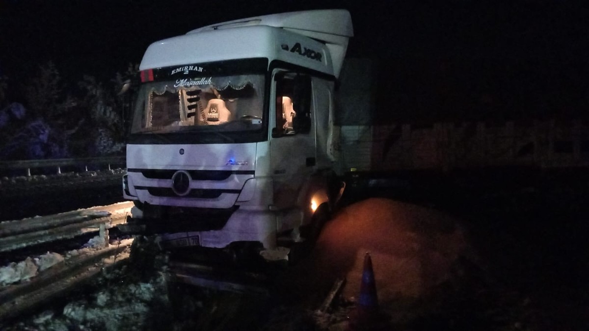 Samsun'un Kavak ilçesinde yolcu otobüsün tıra çarptığı kazada ilk belirlemelere göre 4 kişi...