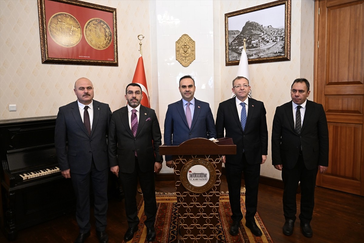 Sanayi ve Teknoloji Bakanı Mehmet Fatih Kacır, Kars'ta temasları kapsamında Valilik ziyaretinde...