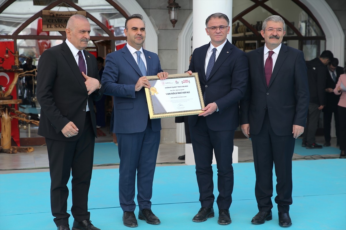 Sanayi ve Teknoloji Bakanı Mehmet Fatih Kacır, Van'daki programları kapsamında İpekyolu...