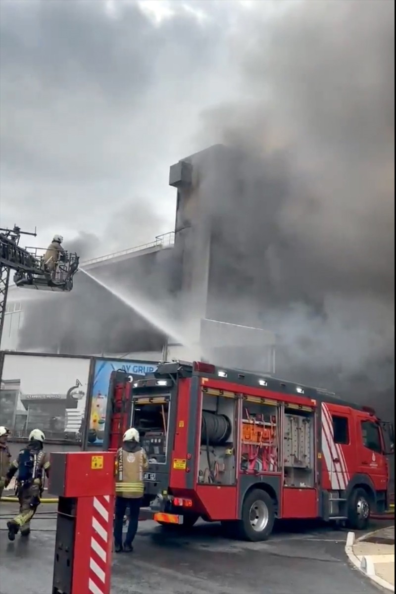 Sancaktepe'de bir iş yerinde çıkan yangın, itfaiye ekiplerince söndürülmeye çalışılıyor. Yoğun...