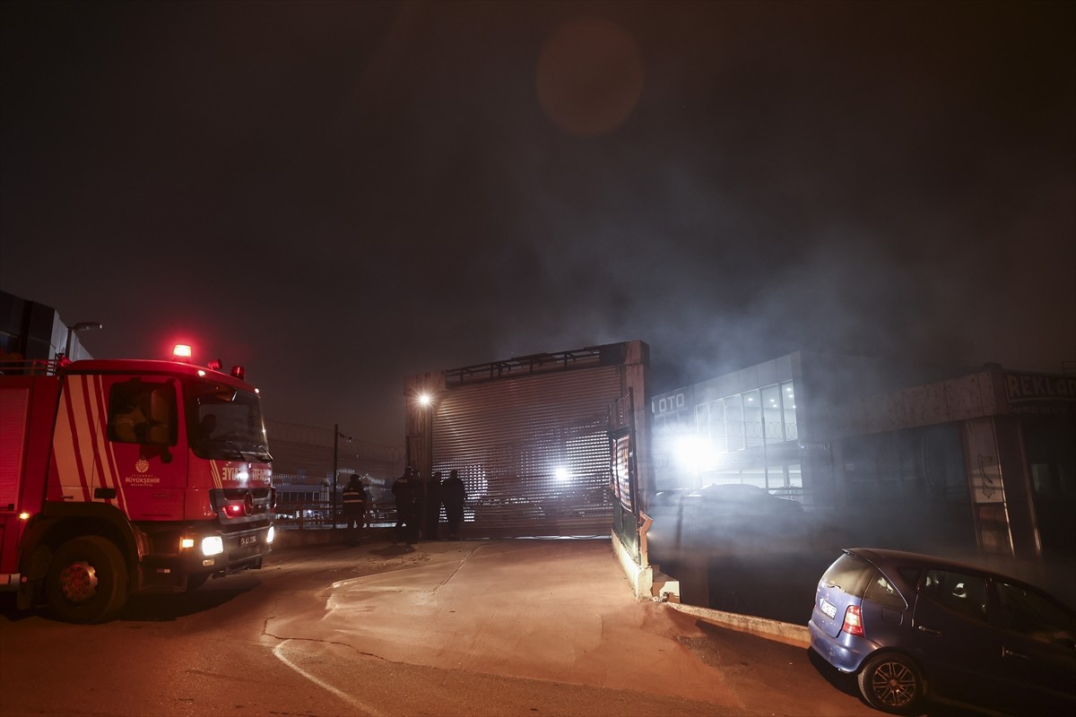 Sancaktepe'de oto galericiler sitesinde çıkan yangına itfaiye ekipleri müdahale ediyor.