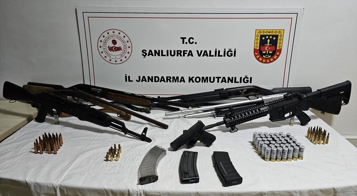  Şanlıurfa'da düzenlenen silah kaçakçılığı operasyonunda 2 şüpheli gözaltına alındı. Adreslerde...