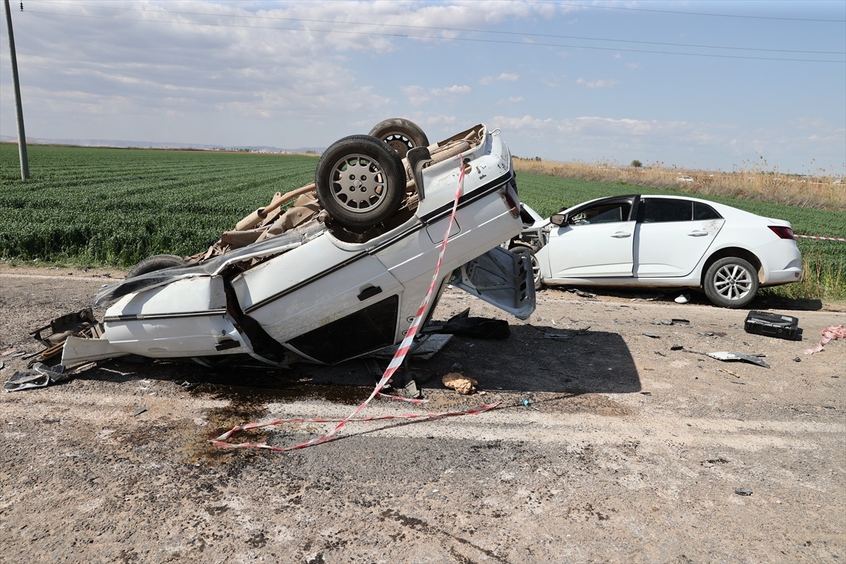 Şanlıurfa'da iki otomobilin çarpışması sonucu 3 kişi hayatını kaybetti, 2 kişi yaralandı.