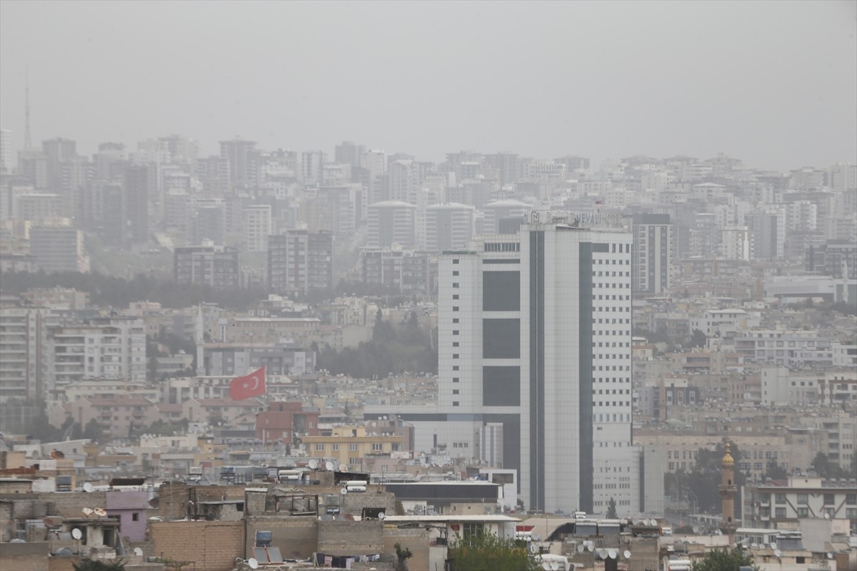 Şanlıurfa'da toz taşınımı hayatı olumsuz etkiledi, toz bulutu nedeniyle görüş mesafesi...